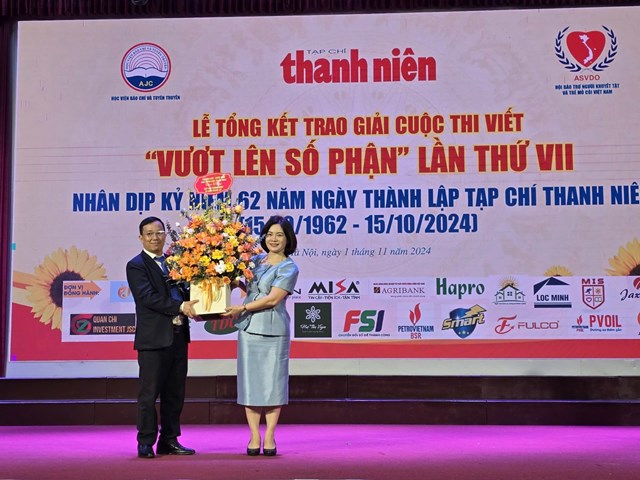 Đồng ch&iacute; Nguyễn Mỹ Linh, Ph&oacute; vụ trưởng Vụ B&aacute;o ch&iacute; xuất bản Ban tuy&ecirc;n gi&aacute;o Trung ương tặng lẵng hoa Nh&agrave; b&aacute;o Nguyễn To&agrave;n Thắng, B&iacute; thư chi bộ, Tổng bi&ecirc;n tập ch&uacute;c mừng Tạp ch&iacute; Thanh ni&ecirc;n nh&acirc;n dịp 62 năm th&agrave;nh lập