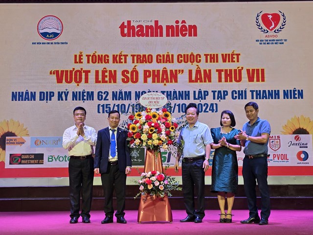 Đại diện CLB Tổng bi&ecirc;n tập c&aacute;c b&aacute;o, tạp ch&iacute; ch&uacute;c mừng 62 năm th&agrave;nh lập Tạp ch&iacute; Thanh ni&ecirc;n