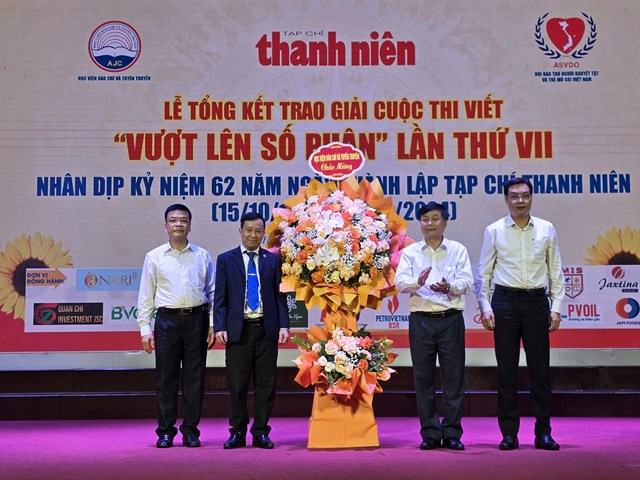 Đồng ch&iacute; Phạm Minh Sơn, Ph&oacute; B&iacute; thư Đảng ủy, Gi&aacute;m đốc Học viện B&aacute;o ch&iacute; v&agrave; Tuy&ecirc;n truyền v&agrave; đồng ch&iacute; Trần Thanh Giang, Ph&oacute; chủ tịch Hội đồng trường, Ph&oacute; gi&aacute;m đốc Học viện B&aacute;o ch&iacute; v&agrave; Tuy&ecirc;n truyền tặng hoa ch&uacute;c mừng 62 năm th&agrave;nh lập Tạp ch&iacute; Thanh ni&ecirc;n