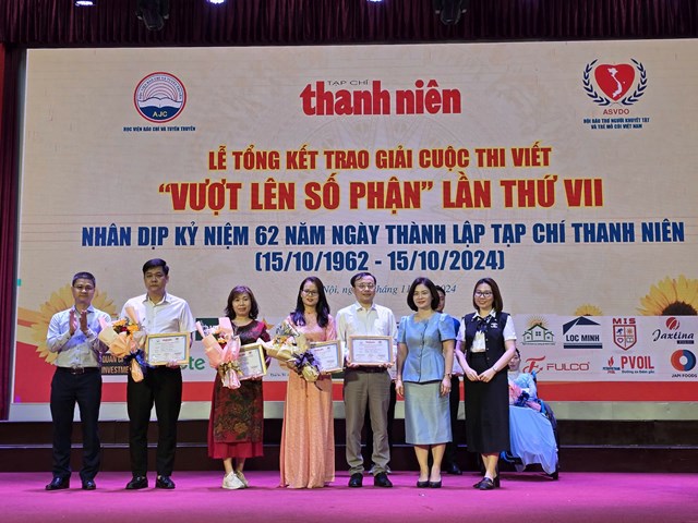 Đồng ch&iacute; Nguyễn Mỹ Linh, Ph&oacute; vụ trưởng Vụ B&aacute;o ch&iacute; - xuất bản (Ban Tuy&ecirc;n gi&aacute;o Trung ương) v&agrave; đồng ch&iacute; T&ocirc; Hồng Nam, Ph&oacute; cục trưởng Cục CNTT (Bộ Gi&aacute;o dục v&agrave; Đ&agrave;o tạo) v&agrave; b&agrave; H&agrave; Thanh B&igrave;nh, CEO Goldfuit v&agrave; Wikifoods trao giải c tới c&aacute;c t&aacute;c giả Phạm Thị Kim Chi, Nguyễn Tiến Th&agrave;nh, B&ugrave;i Thị Thoa, Ho&agrave;ng Văn Giang, Trần Nguyễn Phương Vy - Thanh Huệ