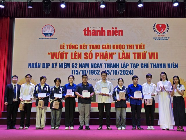 Trao tặng học bổng cho sinh vi&ecirc;n vượt kh&oacute; học giỏi tại chương tr&igrave;nh