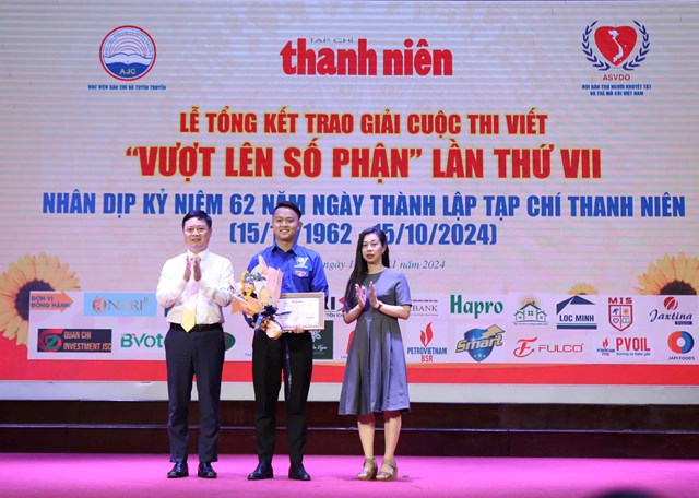 Đồng ch&iacute; L&ecirc; Huy Nam, Vụ trưởng Vụ Gi&aacute;o dục (Ban Tuy&ecirc;n gi&aacute;o Trung ương) v&agrave; đồng ch&iacute; Phạm Hương Ng&aacute;t, Ph&oacute; trưởng ban đối ngoại - Tuy&ecirc;n truyền Hội bảo trợ người khuyết tật v&agrave; trẻ mồ c&ocirc;i Việt Nam trao giải thưởng T&aacute;c động tới cộng đồng tới t&aacute;c giả Phạm Đức Tuy&ecirc;n