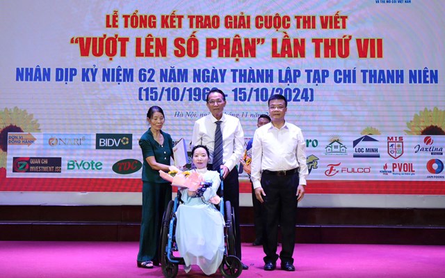 Nh&agrave; b&aacute;o Đỗ Quanh Huỳnh, Ph&oacute; tổng bi&ecirc;n tập Tạp ch&iacute; Thanh ni&ecirc;n v&agrave; &ocirc;ng Ho&agrave;ng Văn Lược, chủ tịch c&aacute;n bộ Trường THPT Đa Tr&iacute; Tuệ trao giải thưởng Nh&acirc;n vật truyền cảm hứng tới t&aacute;c giả Nguyễn Phương Th&uacute;y