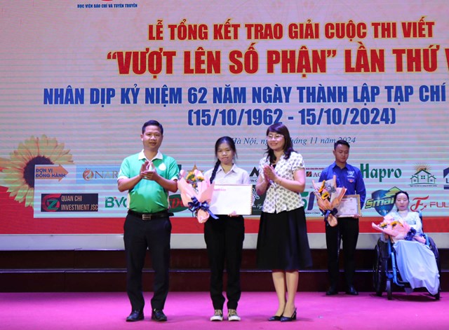 Đồng ch&iacute; Nguyễn Thị Ngọc Quỳnh, Ch&aacute;nh văn ph&ograve;ng Uỷ ban C&ocirc;ng gi&aacute;o Việt Nam (Ủy ban Trung ương mặt trận Tổ quốc Việt Nam) v&agrave; &ocirc;ng Trần Xu&acirc;n Sơn, Gi&aacute;m đốc điều h&agrave;nh c&ocirc;ng ty cổ phần sữa Đồng cỏ Ba V&igrave; trao giải thưởng t&aacute;c giả nhỏ tuổi c&oacute; b&agrave;i thi hay nhất tới t&aacute;c giả Ng&ocirc; Thị Thanh Thảo