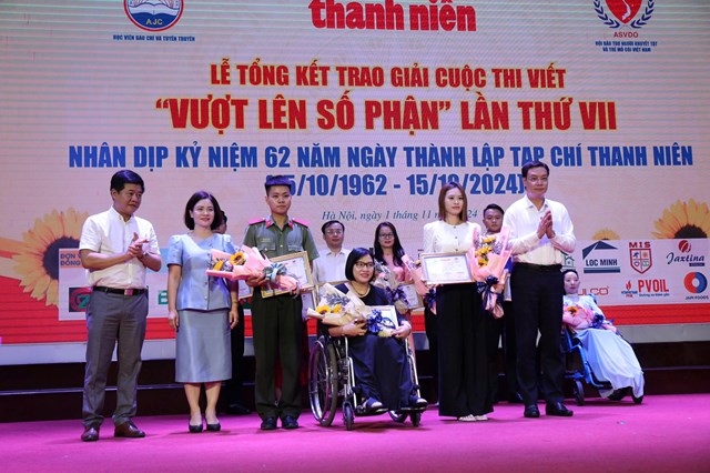 Đồng ch&iacute; Nguyễn Mỹ Linh, Ph&oacute; vụ trưởng Vụ B&aacute;o ch&iacute; - xuất bản (Ban Tuy&ecirc;n gi&aacute;o Trung ương), đồng ch&iacute; Trần Thanh Giang, Ph&oacute; chủ tịch Hội đồng trường, Ph&oacute; gi&aacute;m đốc Học viện B&aacute;o ch&iacute; v&agrave; Tuy&ecirc;n truyền v&agrave; &ocirc;ng L&ecirc; Anh Tuấn, Ph&oacute; tổng gi&aacute;m đốc Tổng c&ocirc;ng ty thương mại H&agrave; Nội trao giải B tới c&aacute;c t&aacute;c giả V&otilde; Anh Tuấn, L&ecirc; Thị H&agrave;, L&acirc;m Thanh Thu