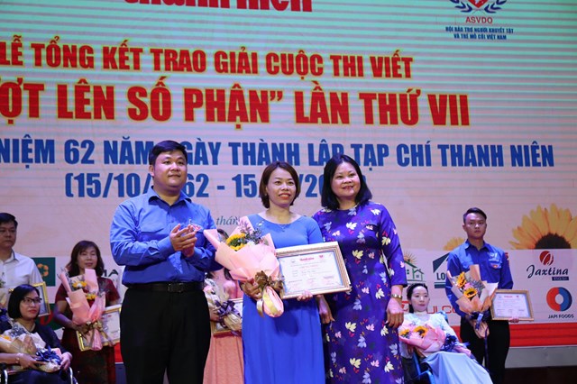 Đồng ch&iacute; Trần Thị Dung, Ph&oacute; chủ tịch Hội bảo trợ Người khuyết tật v&agrave; trẻ mồ c&ocirc;i Việt Nam v&agrave; đồng ch&iacute; Nguyễn Th&aacute;i An, UVBTV Trung ương Đo&agrave;n, Trưởng Ban Tuy&ecirc;n gi&aacute;o Trung ương Đo&agrave;n trao giải A tới t&aacute;c giả Trần Thị Hiền