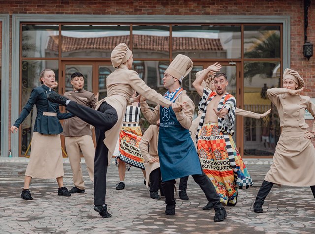 Thị trấn Ho&agrave;ng H&ocirc;n sẽ ch&igrave;m trong kh&ocirc;ng kh&iacute; lễ hội bất tận với những show diễn đường phố diễn ra cả ng&agrave;y &nbsp;