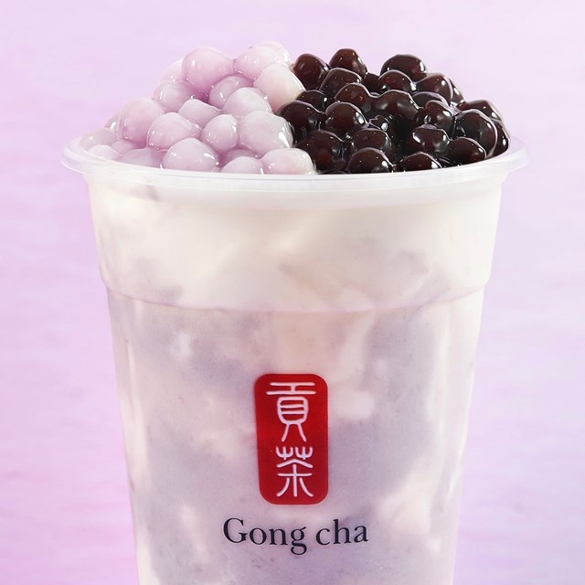 Với Taro Taro Series, Gong Cha s&aacute;ng tạo ra topping Taro Ball dẻo B&ugrave;i, h&ograve;a quyện với nền tr&agrave; xanh thanh m&aacute;t hoặc sữa dừa ngậy thơm, tạo n&ecirc;n sự c&acirc;n bằng ho&agrave;n hảo trong từng ngụm