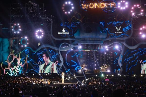 Charlie Puth biểu diễn tại 8Wonder ở Nha Trang hồi th&aacute;ng 7. &nbsp;