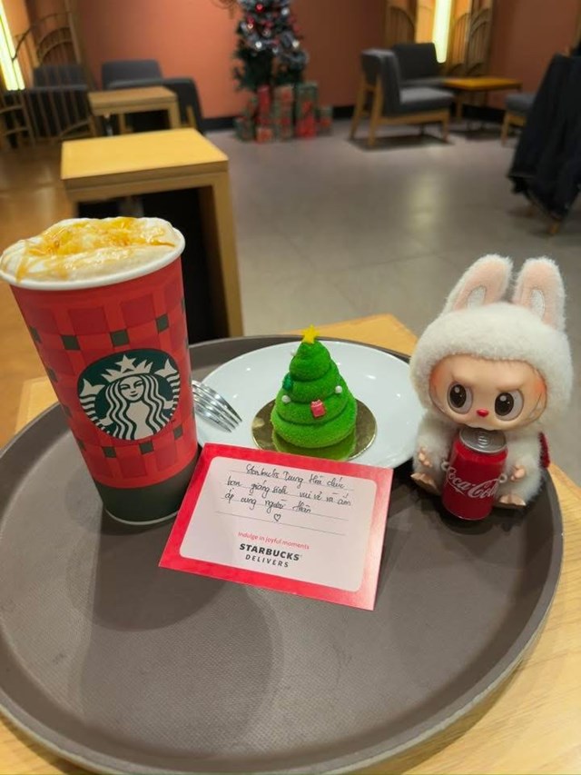 Kh&aacute;ch h&agrave;ng thưởng thức bộ sưu tập Hazelnut Praline Mille-Feuille kh&ocirc;ng dừng lại ở việc thưởng thức một thức uống, m&agrave; c&ograve;n l&agrave; một khoảnh khắc tận hưởng, một khoảng dừng nhỏ để cảm nhận hương vị ngọt ng&agrave;o