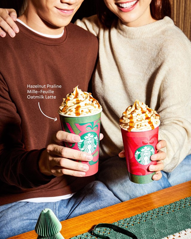 Năm nay, ng&ocirc;i sao s&aacute;ng m&ugrave;a lễ hội của Starbucks ch&iacute;nh l&agrave; Hazelnut Praline Mille-Feuille, một s&aacute;ng tạo lấy cảm hứng từ m&oacute;n b&aacute;nh ng&agrave;n lớp của Ph&aacute;p, biểu tượng cho sự tinh tế, kh&eacute;o l&eacute;o v&agrave; thanh lịch