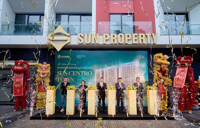 Đại diện Sun Property (th&agrave;nh vi&ecirc;n Sun Group) cắt băng khai trương&nbsp;nh&agrave; mẫu Sun Centro Town v&agrave; văn ph&ograve;ng b&aacute;n h&agrave;ng Sun Gallery Hạ Long. Ảnh: Sun Property. &nbsp;
