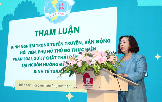 B&agrave; L&ecirc; Thị Thi&ecirc;n Hương, Ph&oacute; Chủ tịch Hội Li&ecirc;n hiệp Phụ nữ Th&agrave;nh phố H&agrave; Nội chia sẻ&nbsp;kinh nghiệm trong tuy&ecirc;n truyền vận động hội vi&ecirc;n, phụ nữ Thủ đ&ocirc; thực hiện ph&acirc;n loại, xử l&yacute; chất thải rắn sinh hoạt tại nguồn&nbsp;(Ảnh: Sỹ T&ugrave;ng)