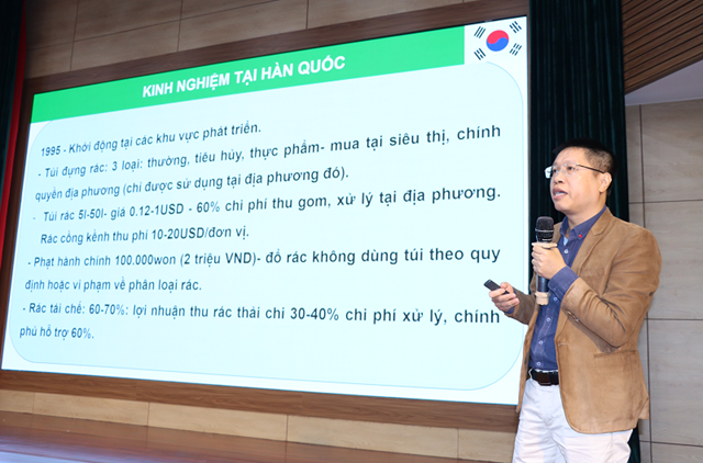 TS. Vũ Văn Doanh, Ph&oacute; Trưởng khoa M&ocirc;i trường, Đại học T&agrave;i nguy&ecirc;n v&agrave; M&ocirc;i trường H&agrave; Nội, chia sẻ kinh nghiệm của c&aacute;c nước tr&ecirc;n thế giới về ph&acirc;n loại xử l&yacute; r&aacute;c thải sinh hoạt&nbsp;(Ảnh: Sỹ T&ugrave;ng)