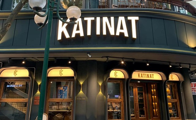 Katinat l&agrave; một thương hiệu đồ uống được biết đến kh&ocirc;ng chỉ bởi chất lượng nguy&ecirc;n liệu tuyển chọn kỹ lưỡng m&agrave; c&ograve;n bởi phong c&aacute;ch pha chế tinh tế, tạo n&ecirc;n hương vị ri&ecirc;ng biệt, được nhiều kh&aacute;ch h&agrave;ng y&ecirc;u th&iacute;ch