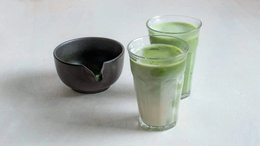 Matcha latte c&oacute; nhiều phi&ecirc;n bản độc đ&aacute;o, từ n&oacute;ng đến lạnh, kết hợp c&ugrave;ng tr&aacute;i c&acirc;y, c&aacute;c loại hạt hay topping đa dạng, ph&ugrave; hợp với mọi sở th&iacute;ch v&agrave; thời tiết. Mỗi biến tấu mang đến hương vị mới lạ nhưng vẫn giữ được n&eacute;t đặc trưng thanh m&aacute;t v&agrave; bổ dưỡng của matcha.