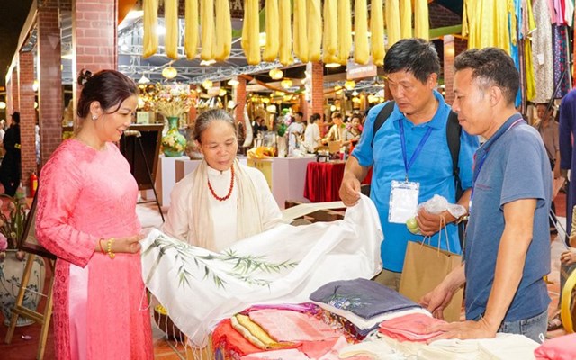 L&#224;ng nghề thủ c&#244;ng truyền thống Việt Nam: &quot;T&#224;i hoa kết tinh th&#224;nh gi&#225; trị” - Ảnh 1