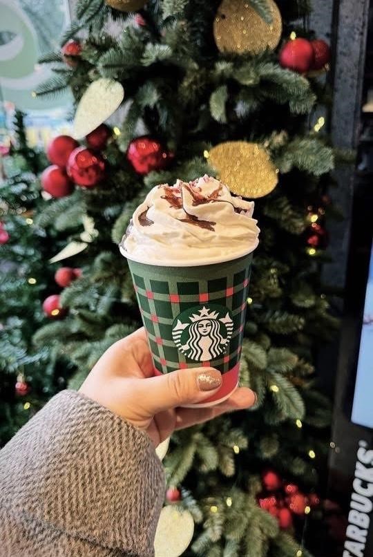 Bộ sưu tập ly Gi&aacute;ng Sinh 2025 của Starbucks truyền tải tinh thần lễ hội bằng h&igrave;nh ảnh, m&agrave;u sắc v&agrave; cảm x&uacute;c
