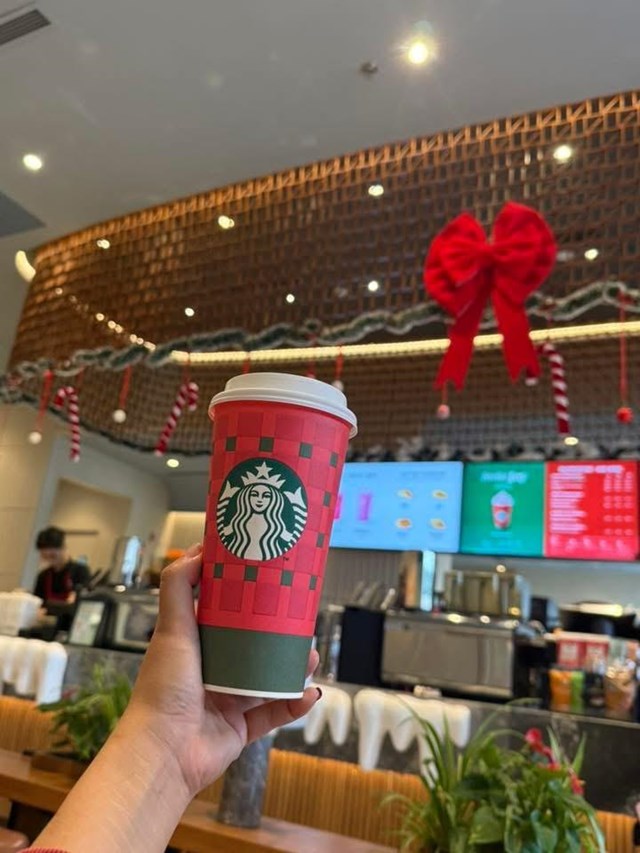 Mỗi chiếc ly được tạo ra với sự tinh tế trong m&agrave;u sắc v&agrave; họa tiết, phản &aacute;nh tinh thần rộn r&agrave;ng của m&ugrave;a lễ hội v&agrave; mang đến trải nghiệm thưởng thức c&agrave; ph&ecirc; ấm &aacute;p, trọn vẹn cho kh&aacute;ch h&agrave;ng