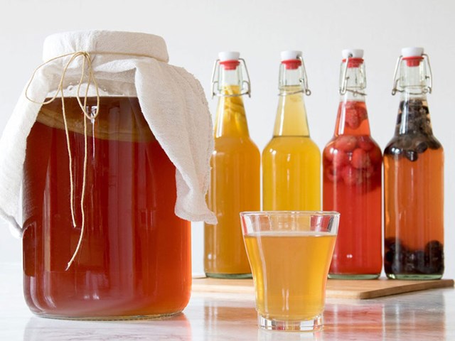 M&agrave;u sắc của tr&agrave; Kombucha thay đổi khi kết hợp với c&aacute;c loại tr&aacute;i c&acirc;y &nbsp;