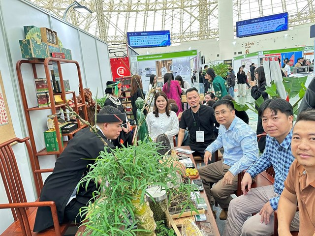 M&acirc;y Tr&agrave; Shan giới thiệu d&ograve;ng tr&agrave; Shan Tuyết với kh&aacute;ch tham gia &nbsp;