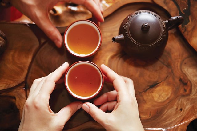 Để tạo n&ecirc;n một buổi thưởng tr&agrave; nghe nhạc l&yacute; tưởng, ta n&ecirc;n lựa chọn kỹ lưỡng cả tr&agrave; v&agrave; nhạc.