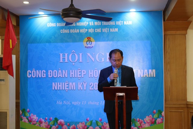 Đồng ch&iacute; Đinh Thanh T&ugrave;ng - Chủ tịch C&ocirc;ng đo&agrave;n Hiệp hội ph&aacute;t biểu b&aacute;o c&aacute;o tại Hội nghị