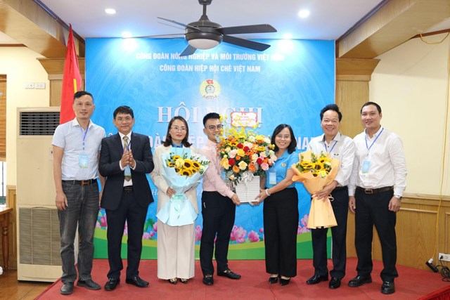 Đại diện C&ocirc;ng đo&agrave;n ng&agrave;nh v&agrave; c&aacute;c đồng ch&iacute; L&atilde;nh đạo Hiệp hội tặng hoa ch&uacute;c mừng Ban Chấp h&agrave;nh C&ocirc;ng đo&agrave;n Hiệp hội Ch&egrave; Việt Nam kh&oacute;a VI (nhiệm kỳ 2025 - 2030).