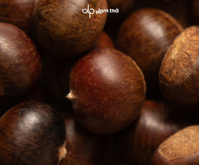 Từng mẻ hạt dẻ được hấp chín vừa đủ để giữ lại độ ngọt thanh và độ ẩm tự nhiên.