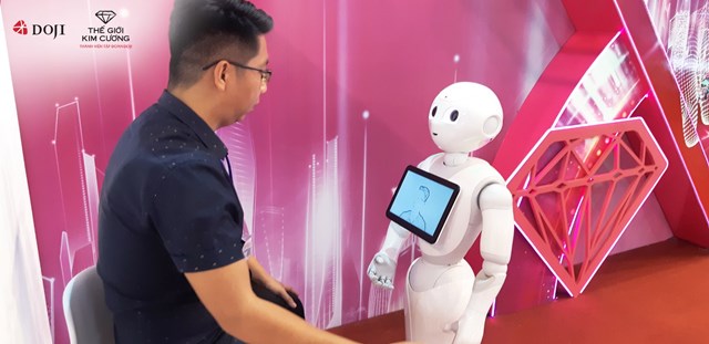 Khách hàng được Robot Pepper đón tiếp và vẽ tặng chân dung ngay tại Hội chợ