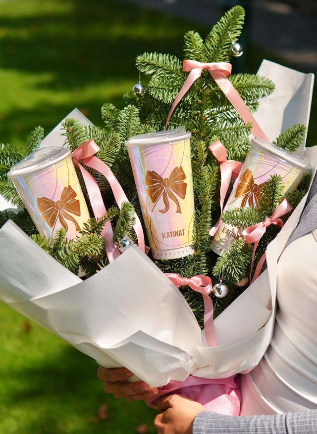 Sự kết hợp giữa lớp phủ Hologram v&agrave; họa tiết nơ v&agrave;ng đồng tr&ecirc;n ly tạo n&ecirc;n tổng thể vừa sang trọng vừa trẻ trung, ph&ugrave; hợp với tinh thần lễ hội nhưng vẫn giữ được sự thanh lịch đặc trưng của Katinat