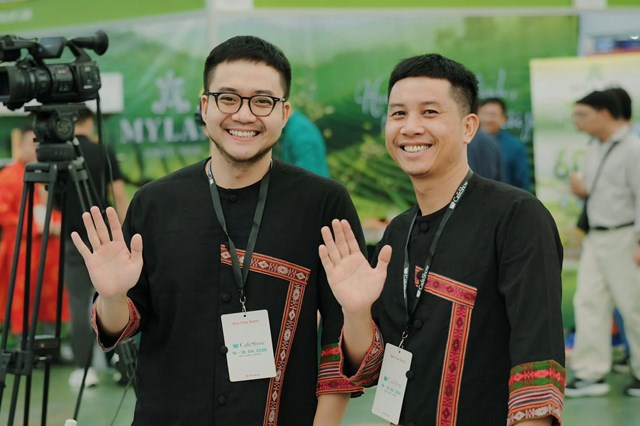 Hai Co-founder của thương hiệu tr&agrave; Chapa Tea tại Tea Show H&agrave; Nội 2025