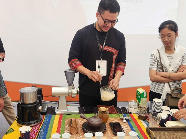 Tại sự kiện, h&agrave;ng trăm kh&aacute;ch tham quan đ&atilde; được trực tiếp thưởng thức c&aacute;c loại tr&agrave; sữa v&agrave; đặc biệt l&agrave; c&aacute;c sản phẩm l&agrave;m từ tr&agrave; M&oacute;ng Rồng ngay tại gian h&agrave;ng của Chapa Tea