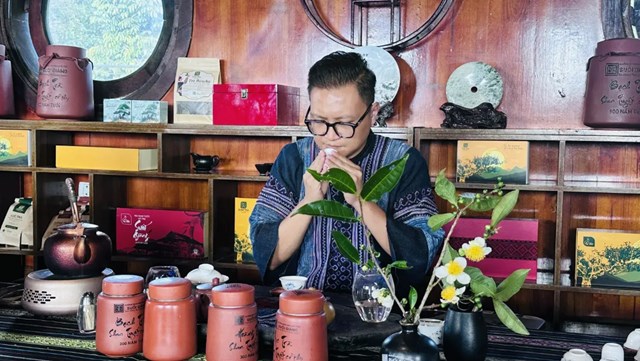 Khi thưởng trà, du khách có thể cảm nhận trọn vẹn hương vị tinh tế, tìm hiểu cách chế biến tỉ mỉ và tận hưởng khoảnh khắc thư giãn giữa không gian núi rừng.