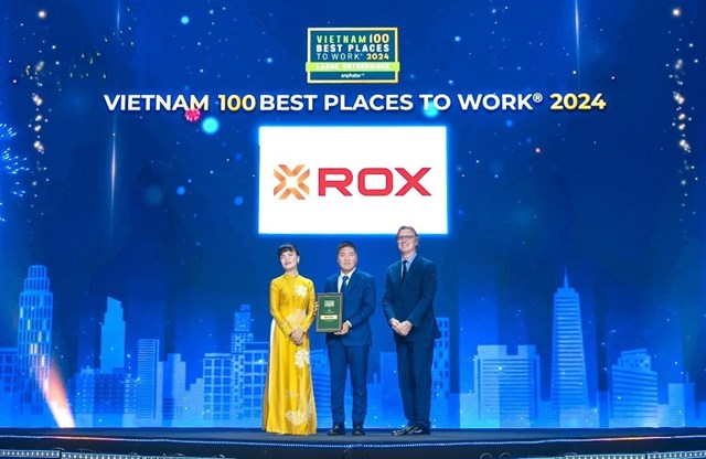 Đại diện ROX Group nhận chứng nhận Top 100 Nơi l&agrave;m việc tốt nhất Việt Nam. &nbsp;