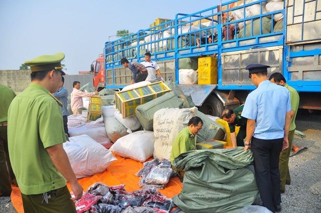 Cảnh gi&#225;c với thị trường h&#224;ng giả, bu&#244;n lậu dịp cuối năm - Ảnh 2