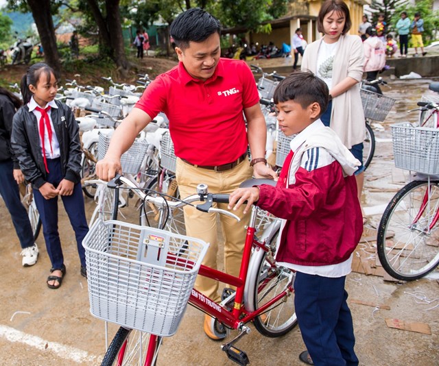 Thấu hiểu h&agrave;nh tr&igrave;nh đi t&igrave;m con chữ của c&aacute;c em nhỏ miền Trung &ndash; T&acirc;y Nguy&ecirc;n c&ograve;n đầy gian nan, những chiếc xe đạp của người TNG Holdings Vietnam đ&atilde; gi&uacute;p con đường đến trường của nhiều em nhỏ ở Đắk Lắk, Gia Lai, Ninh Thuận, B&igrave;nh Phước&hellip; như ngắn lại.