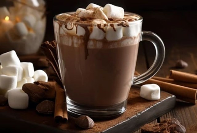 Sự hòa quyện giữa chocolate đậm đà, lớp milk foam mịn màng và viên kẹo marshmallow mềm mại gợi nên những ký ức ngọt ngào của tuổi thơ.