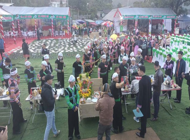 Đông đảo người dân tới tham dự buổi lễ.