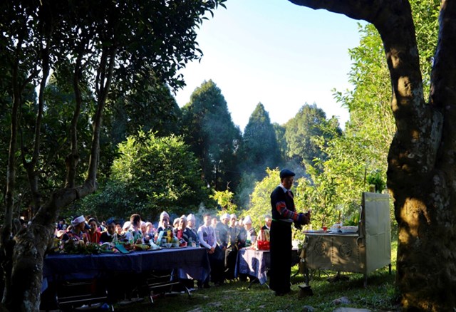 Trong không gian trang nghiêm, già làng Giàng A Đằng thực hiện nghi lễ cúng thần chè.