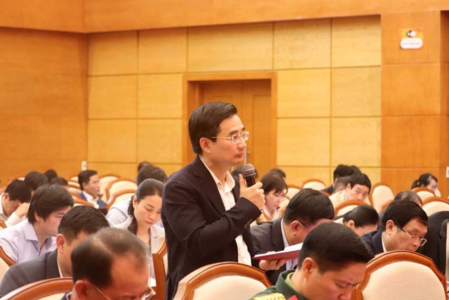 Bí thư Thành ủy Cẩm Phả phát biểu tham gia ý kiến tại hội nghị.