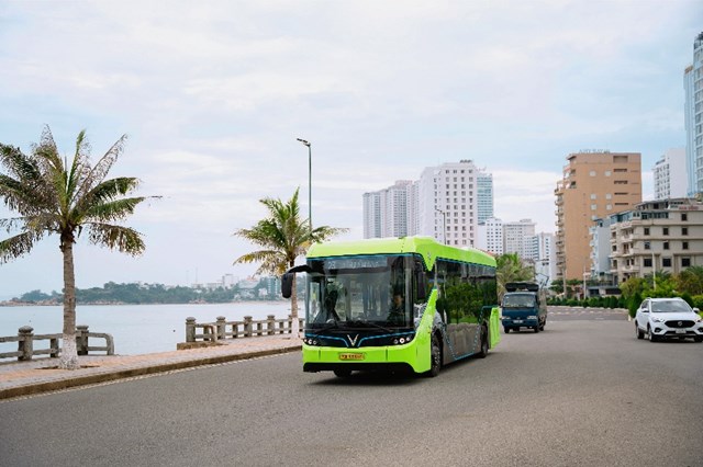 Người d&#226;n v&#224; du kh&#225;ch Nha Trang h&#224;o hứng trải nghiệm bu&#253;t điện VinBus - Ảnh 7