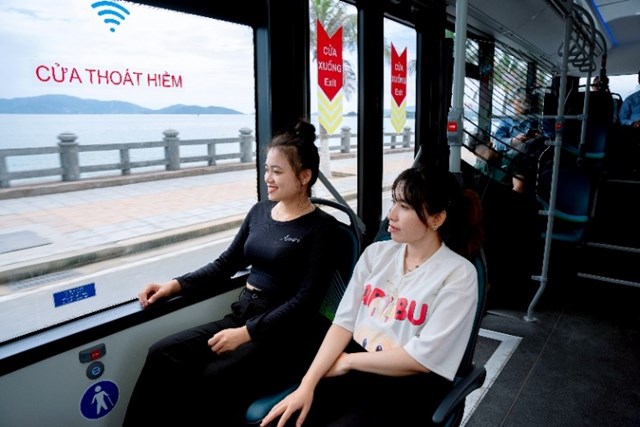 Người d&#226;n v&#224; du kh&#225;ch Nha Trang h&#224;o hứng trải nghiệm bu&#253;t điện VinBus - Ảnh 5