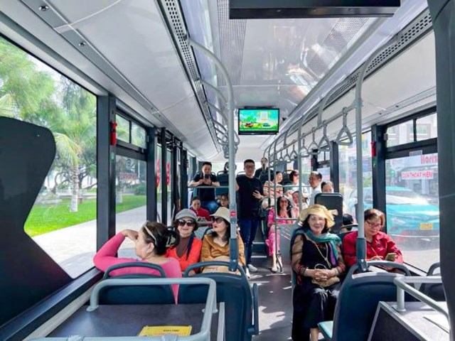 Người d&#226;n v&#224; du kh&#225;ch Nha Trang h&#224;o hứng trải nghiệm bu&#253;t điện VinBus - Ảnh 8