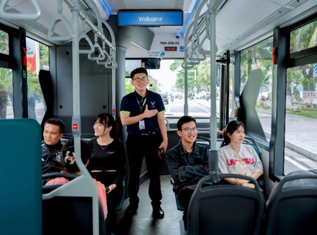 Người d&#226;n v&#224; du kh&#225;ch Nha Trang h&#224;o hứng trải nghiệm bu&#253;t điện VinBus - Ảnh 4