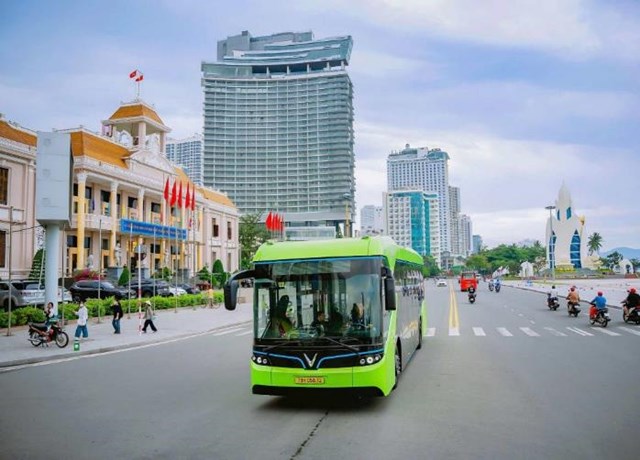 Người d&#226;n v&#224; du kh&#225;ch Nha Trang h&#224;o hứng trải nghiệm bu&#253;t điện VinBus - Ảnh 1