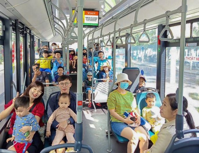 Người d&#226;n v&#224; du kh&#225;ch Nha Trang h&#224;o hứng trải nghiệm bu&#253;t điện VinBus - Ảnh 6