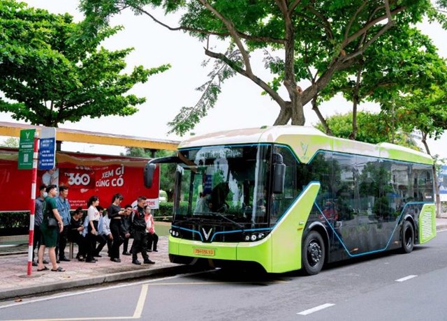 Người d&#226;n v&#224; du kh&#225;ch Nha Trang h&#224;o hứng trải nghiệm bu&#253;t điện VinBus - Ảnh 2