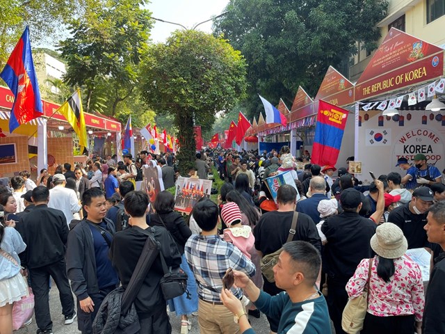 Đ&ocirc;ng đảo du kh&aacute;ch tới trải nghiệm tại Li&ecirc;n hoan Văn h&oacute;a ẩm thực quốc tế 2025 &nbsp;