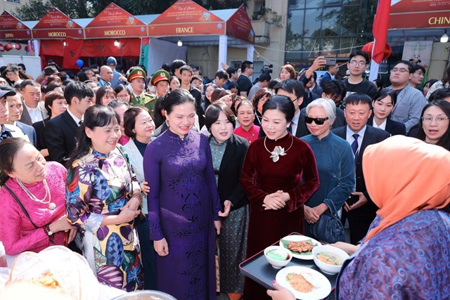 B&agrave; Ng&ocirc; Phương Ly, Phu nh&acirc;n Tổng B&iacute; thư T&ocirc; L&acirc;m c&ugrave;ng c&aacute;c đại biểu tham quan c&aacute;c gian h&agrave;ng tại Li&ecirc;n hoan Văn h&oacute;a ẩm thực quốc tế 2025 &nbsp;